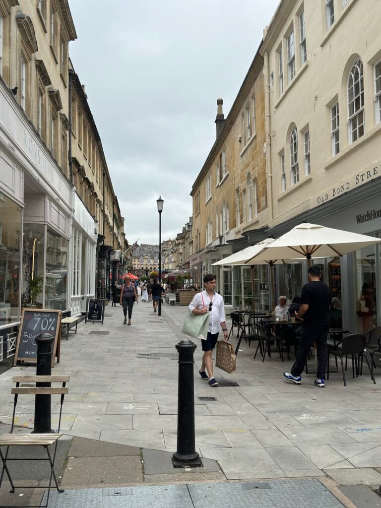 Rua charmosa com lojas em Bath