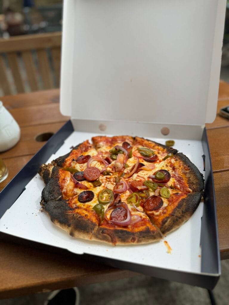 Pizza de calabresa e jalapeno no The Boater