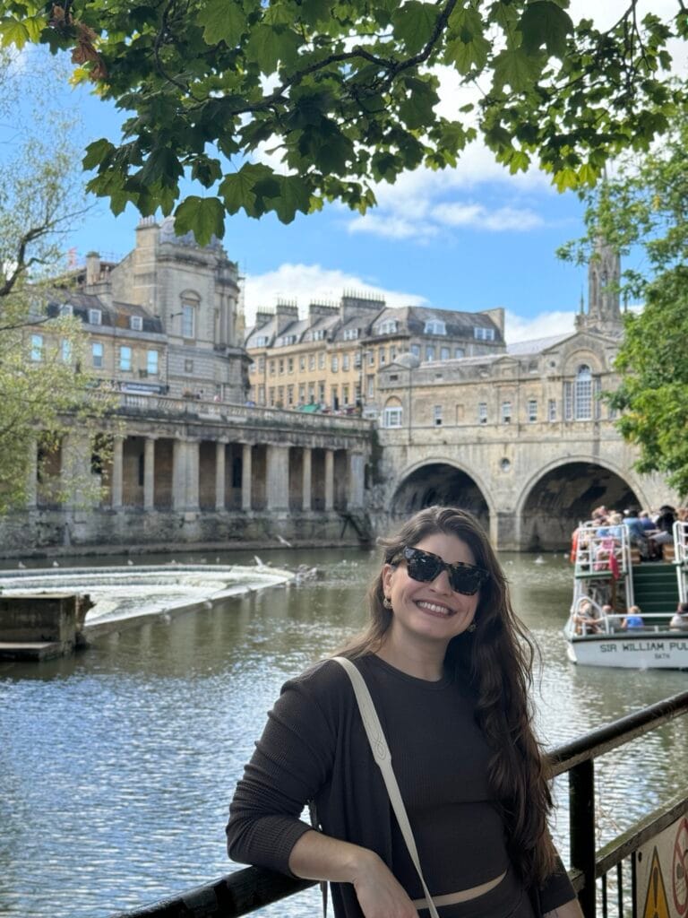 Eu no Rio Avon com a Pulteney Bridge ao fundo