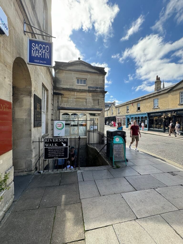 Entrada para o caminho secreto na Pulteney Bridge