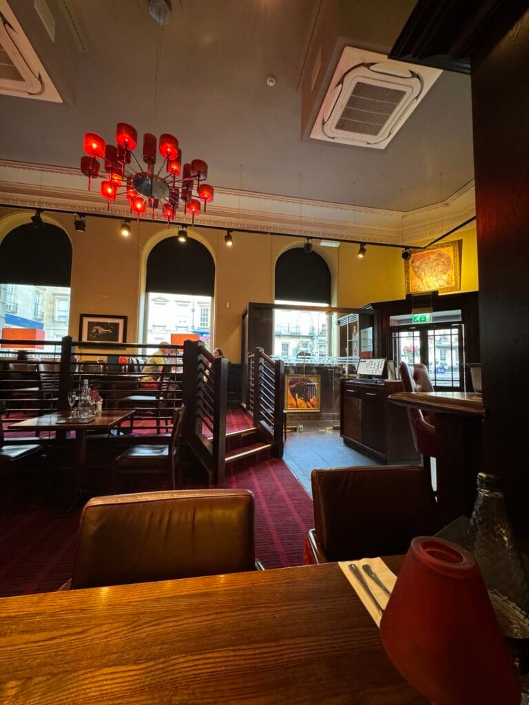 Salão do restaurante The Miller & Carter em Bath