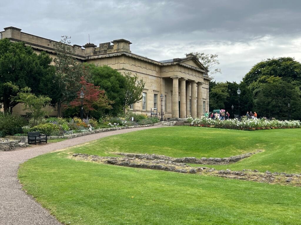 york Museum com um jardim a sua frente