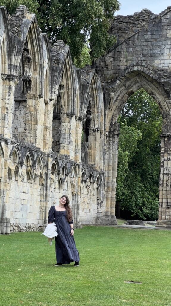 eu em frente às ruínas de St. Mary Abbey