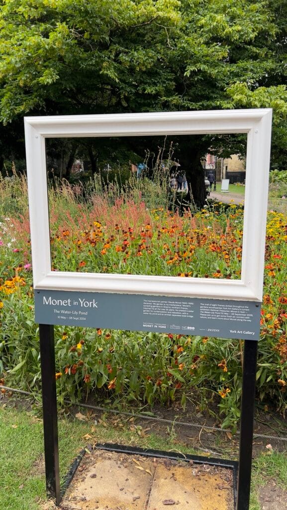 quadro com flores ao fundo no york Museum Gardens