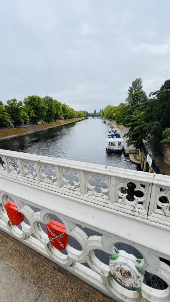lendal bridge com o rio ouse ao fundo