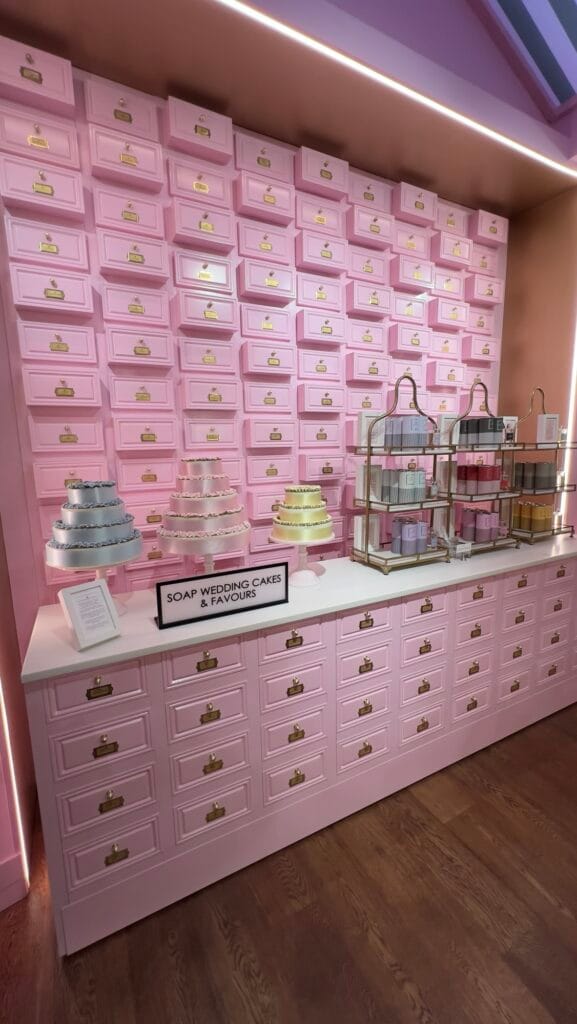 móvel colorido com sabonetes em forma de bolos da Soap & Co