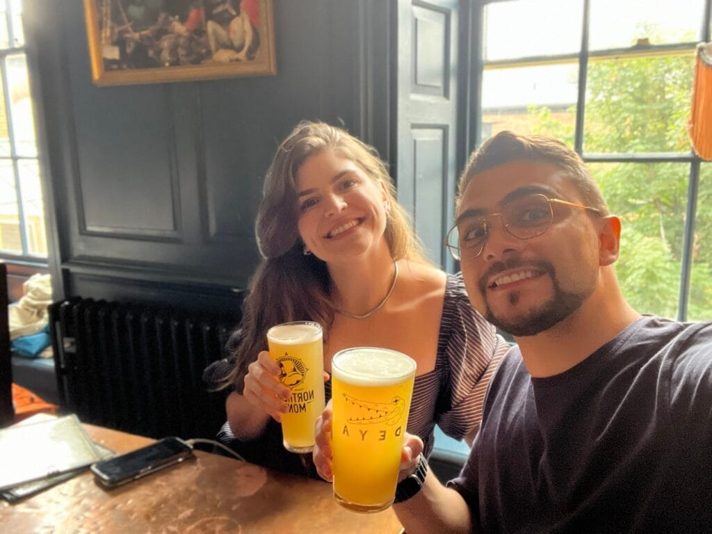 eu e meu marido tomando uma cerveja no The House of Trembling Mandes