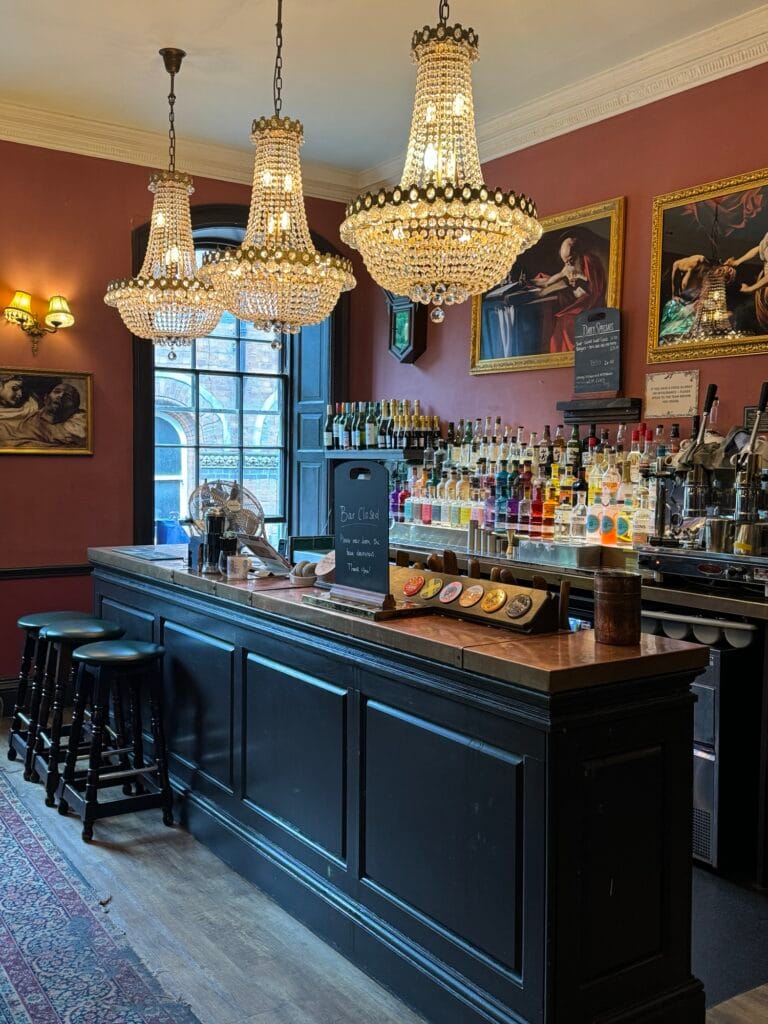 um bar muito bonito dentro com restaurante, com várias garrafas de bebida