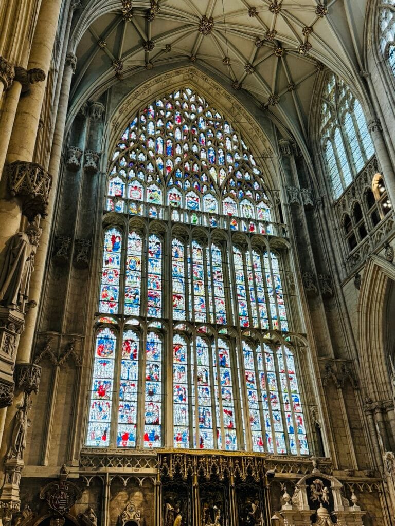 lindo vitral dentro da york minster