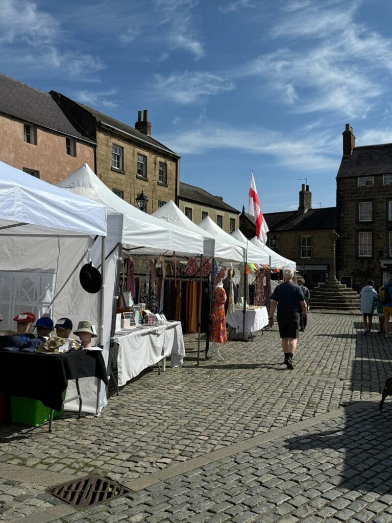 Feira na praça em Alnwick