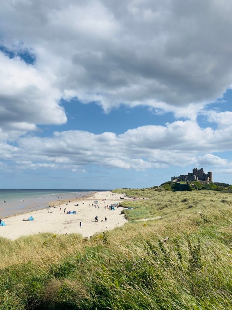 Praia em Northumberland com o Castelo de Bamburgh ao fundo