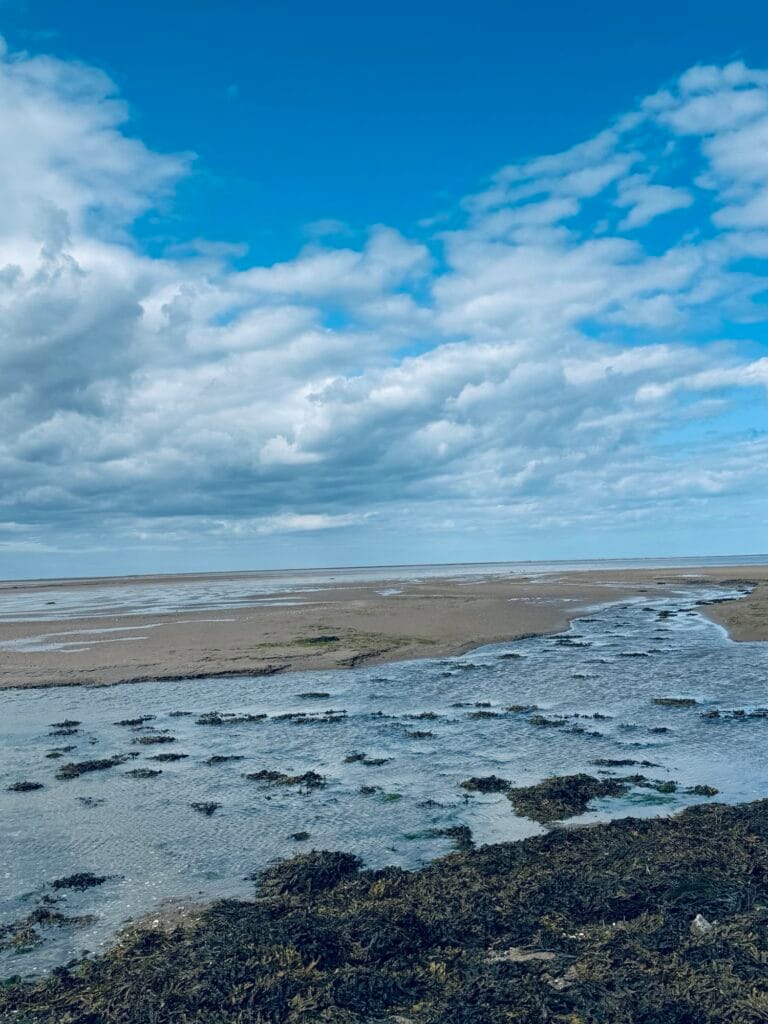 estrada rodeada pelo mar até a ilha de lindesfarne