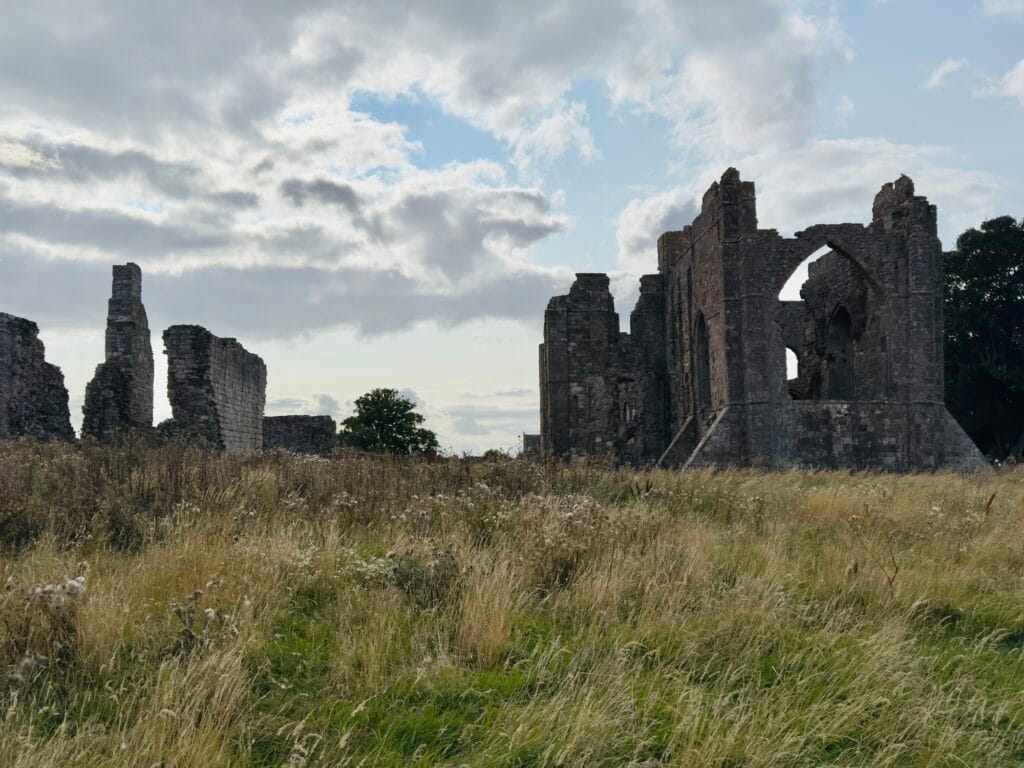 ruínas de um mosteiro na ilha de lindesfarne