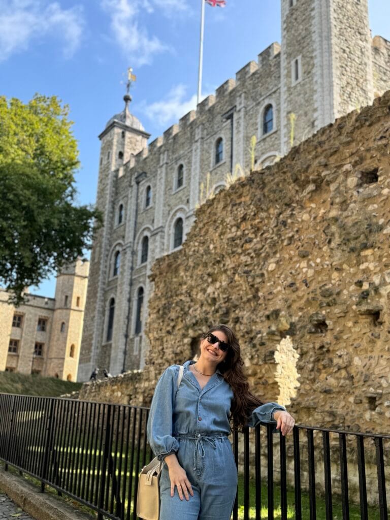 eu em frente a Tower of London, um edifício todo construído om pedras