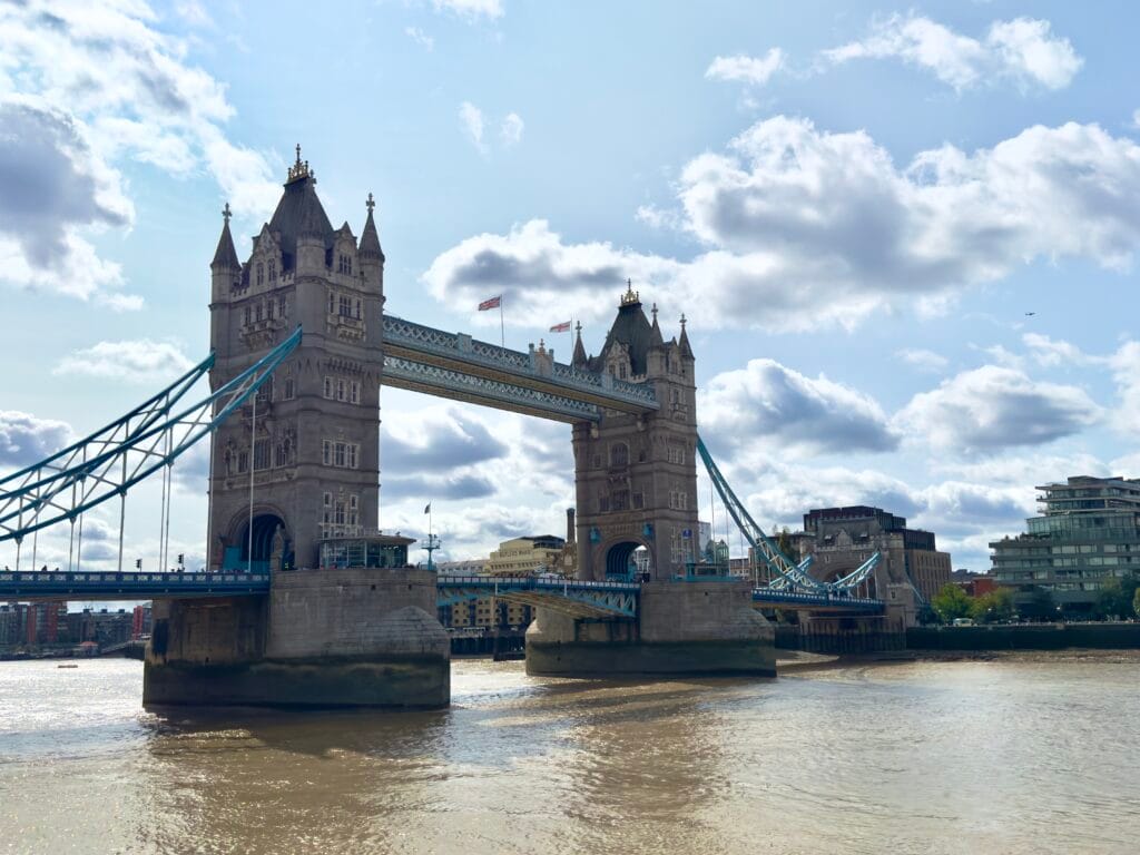 London bridge - ponte de pedra com detalhes em ferro azul