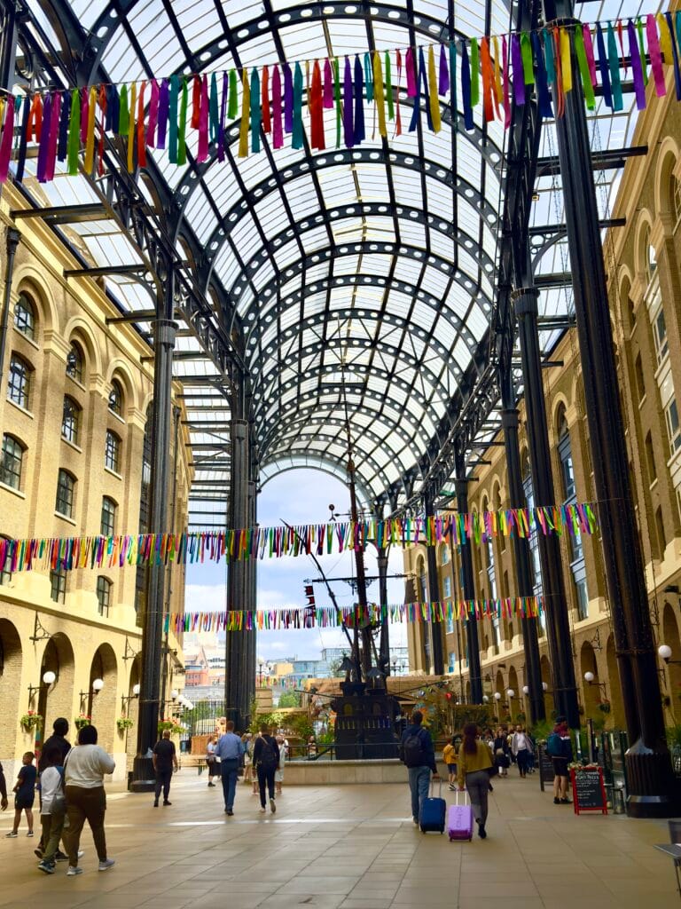 teto de vidro com fitas coloridas na Hay`s Galleria