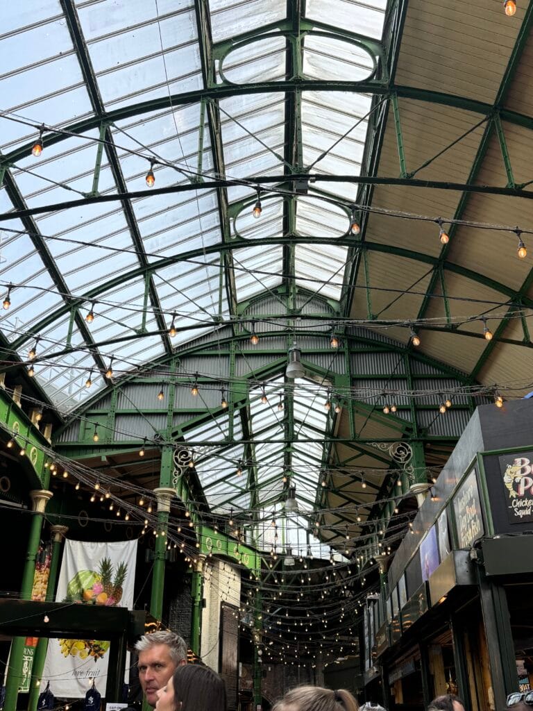 teto verde com luzes penduradas no Borought Market